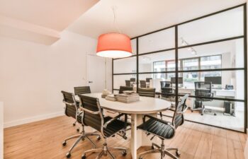 Projektowanie wnętrz biurowych: Tworzenie efektywnych i inspirujących miejsc pracy